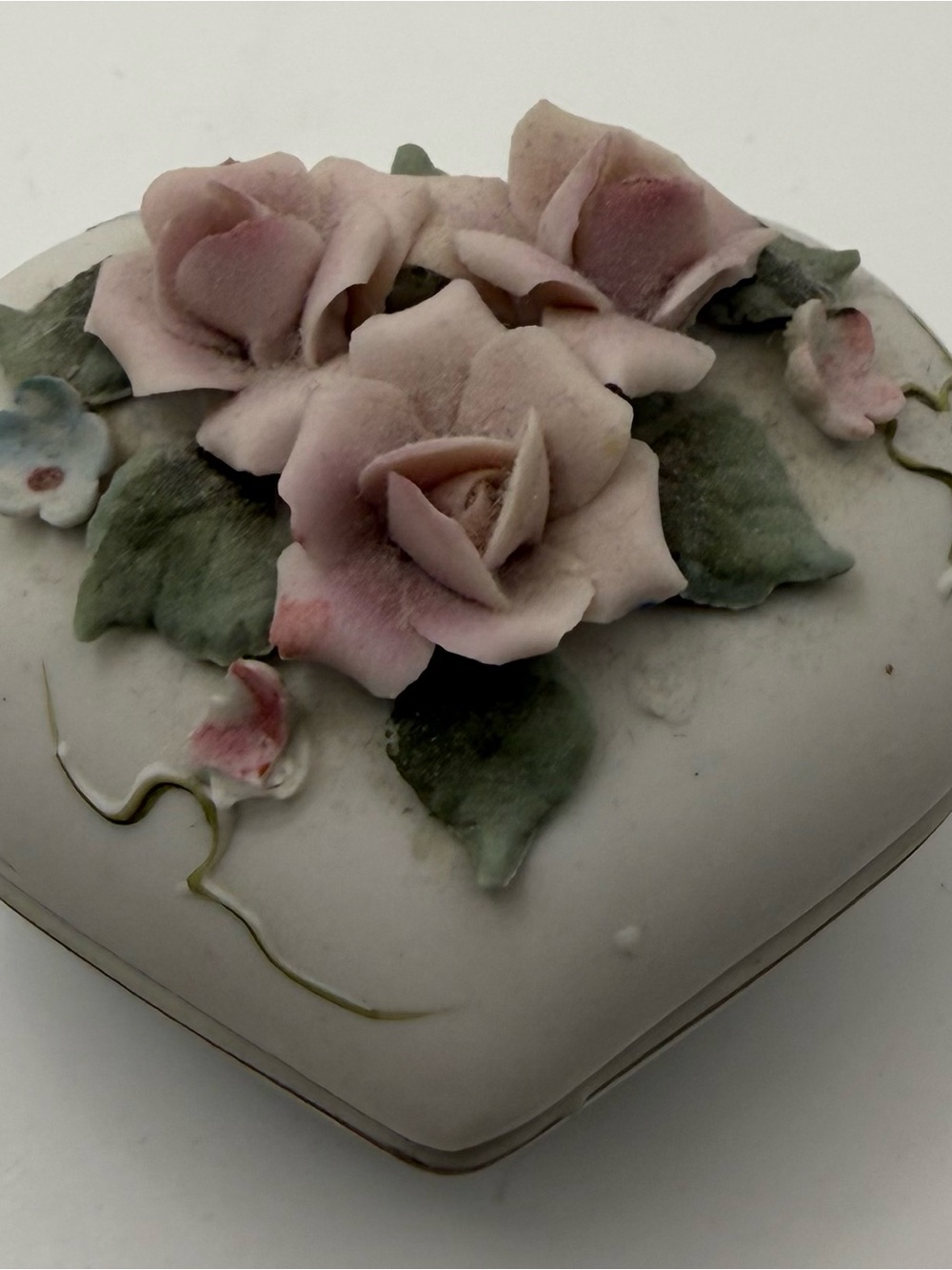 Source Unknown Porcelain Heart Box with Pastel Pink Roses and Green Leaves